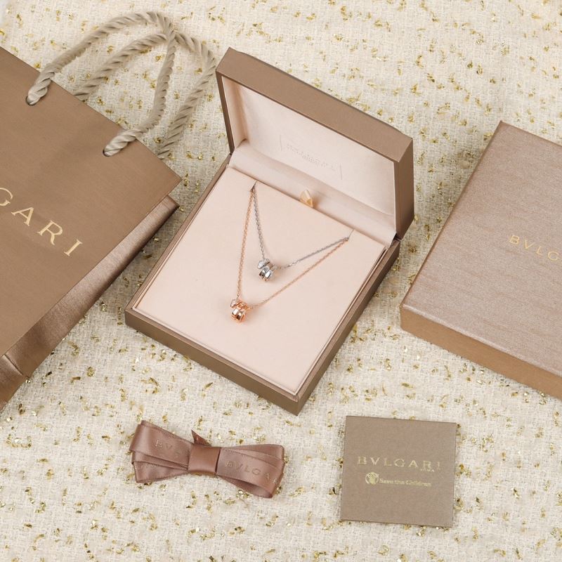 Bo*te*ga venenta necklaces